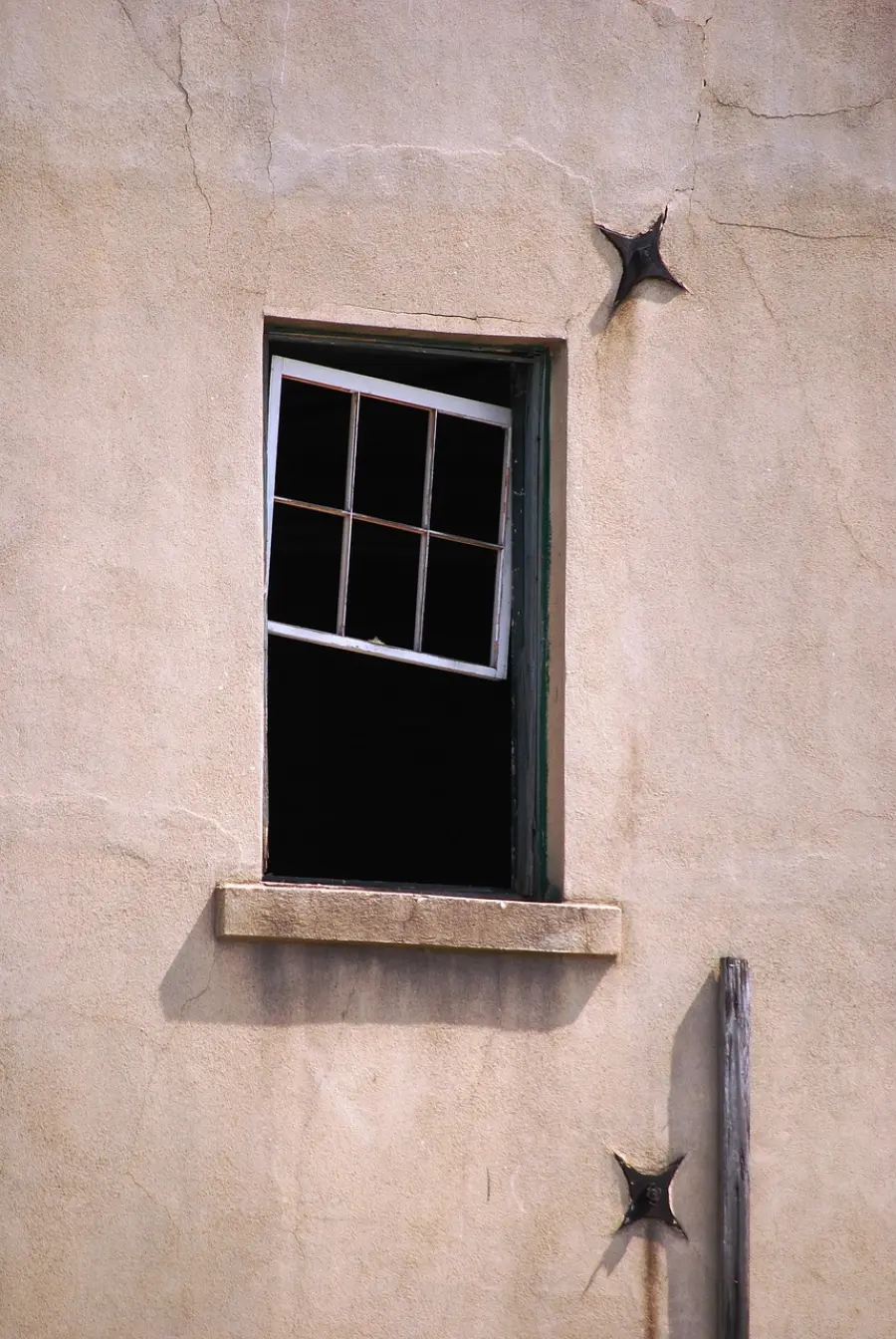 Gestire una Finestra Danneggiata o Forzata al Pianterreno: Consigli e Procedure da Seguire a Firenze